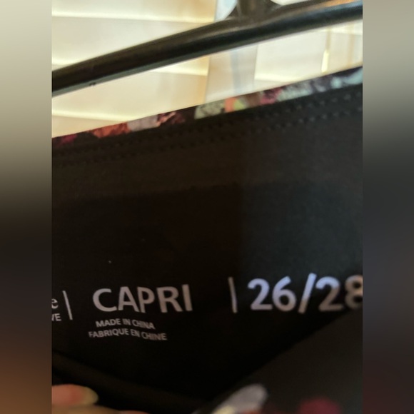 Zim & Zoe Active Printed Capri- Size 26/28 - Picture 4 of 7